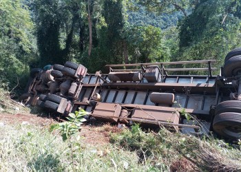 Una mujer falleció al volcar un camión sobre la ruta 17