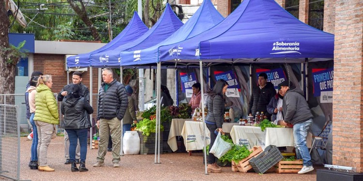 DEMANDA. Este lunes arrancó la feria en el playón de la Cámara de Representante de Misiones, se realizará cada 15 días.