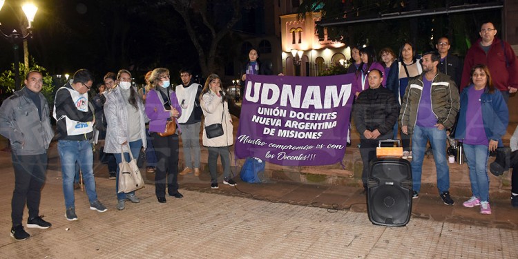 PRESENTES. En Posadas la concentración docente fue en la plaza 9 de Julio, donde compartieron inquietudes.