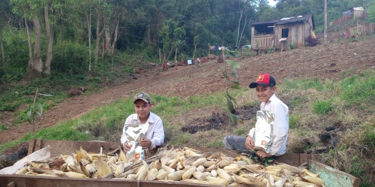 ESTAR PRESENTES. La Fundación llevó módulos donados a las familias más humildes de parajes y picadas.