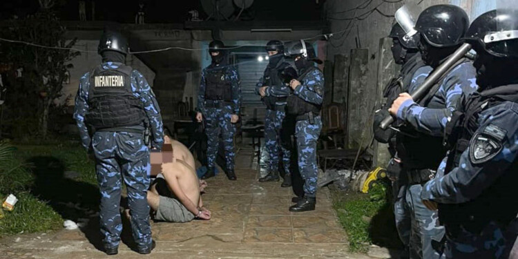 OPERATIVO. Infantería ingresó durante la madrugada al domicilio de Ñu Porá donde se encontraban los hermanos.