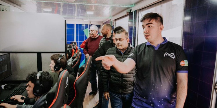 VISITA. Herrera Ahuad y Hugo Passalacqua visitaron el tráiler durante parte del entrenamiento.