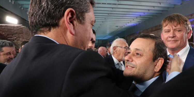 ENCUENTRO. El gobernador misionero Oscar Herrera Ahuad junto al ministro Sergio Massa ayer en Buenos Aires.