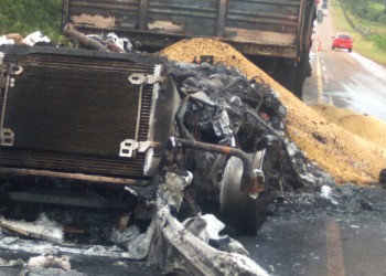 Impresionante incendio consumió un camión con soja sobre la ruta 2