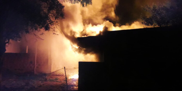 La vivienda terminó con varios daños materiales aunque no fue consumida por completa.