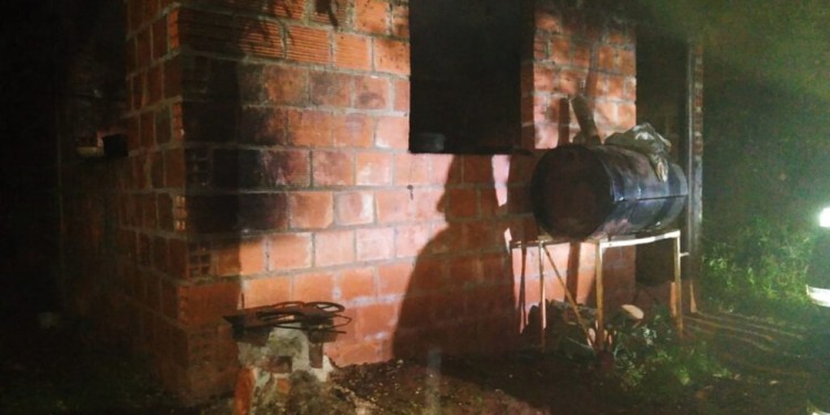 LAMENTABLE. Las pérdidas materiales fueron casi totales y el propietario se quedó con lo puesto.