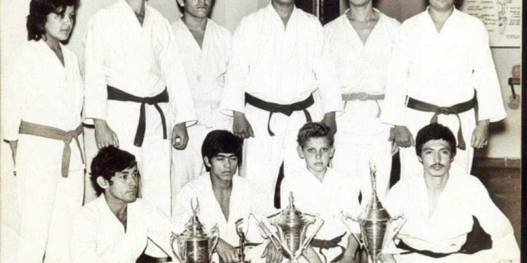 INICIADORES. Los alumnos de Josué Acosta (el último que está sentado a la derecha) tras alcanzar varios logros.