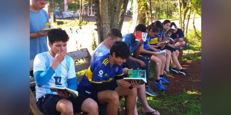 A LEER. Una parte del entrenamiento tiene como requisito que los alumnos sigan con la lectura de los libros.