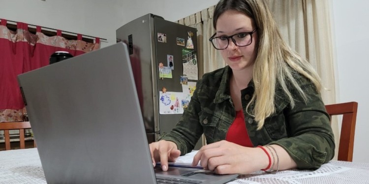 BECA. La joven maestra es también licenciada en Educación y, en un futuro, especializada en el enfoque STEAM.