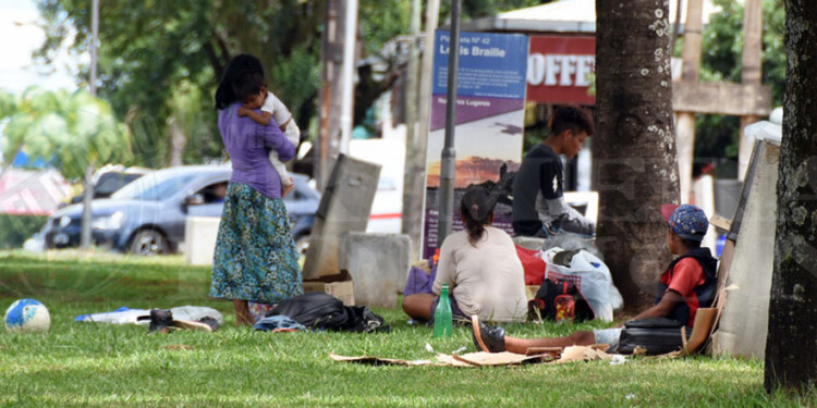 EN LA CALLE. En Posadas, las familias suelen estar sobre la avenida Mitre, donde piden dinero o venden objetos.