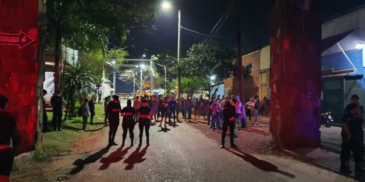 La tensión continúa esta noche en el Mercado Central, entre los manifestantes y el grupo del dirigente sindical.
