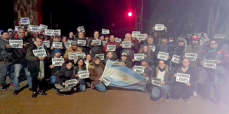 ENTRADA BLOQUEADA. Anoche los puesteros cerrraron el ingreso para visualizar los problemas.