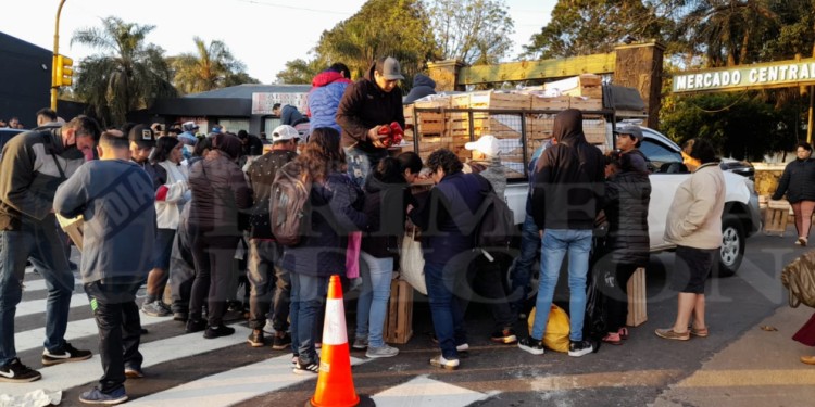 Operadores bloquean la entrada al Mercado Central y regalan productos