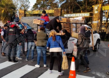 Operadores bloquean la entrada al Mercado Central y regalan productos