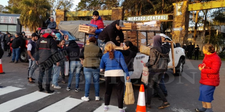 Operadores bloquean la entrada al Mercado Central y regalan productos