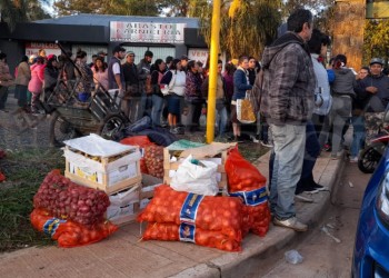Operadores bloquean la entrada al Mercado Central y regalan productos