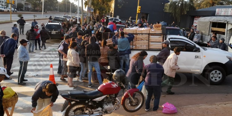 Operadores bloquean la entrada al Mercado Central y regalan productos