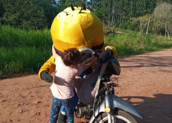 “Minions en moto” llevan alegría y golosinas a los niños en barrios de Eldorado