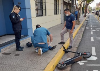 Conductora lesionada tras caerse de un monopatín en el centro posadeño