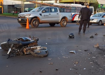 Fuerte choque en la avenida Quaranta deja un motociclista hospitalizado