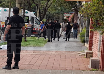 Investigan la muerte de una mujer que habría caído al vacío desde un edificio