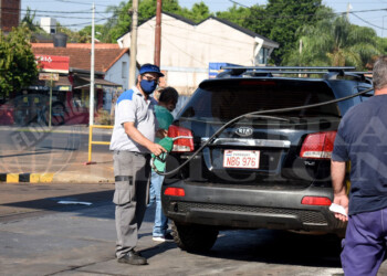 La falta de diésel se acentúa y automovilistas recorren hasta cinco estaciones de servicio para conseguirlo