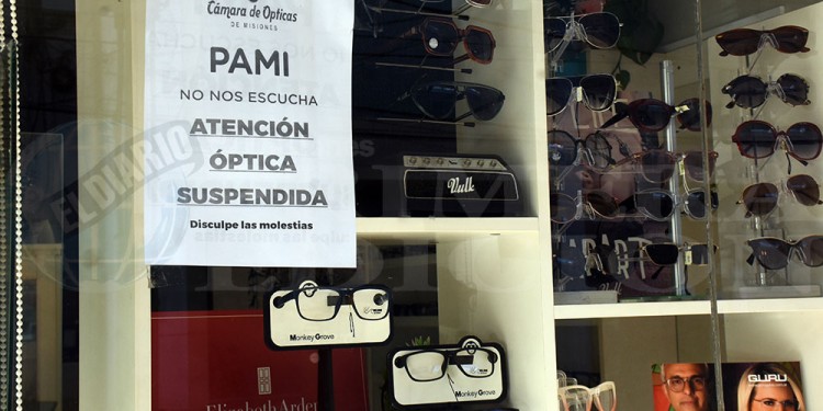 RECLAMO. Ni bien se confirmó la medida, las ópticas en Posadas colgaron carteles denunciando “PAMI no nos escucha”.