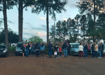 Reclamo de padres frente a la Escuela 432 de San Vicente