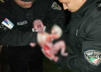 Policías asistieron a una joven que dio a luz sobre la Ruta 17 en Pozo Azul