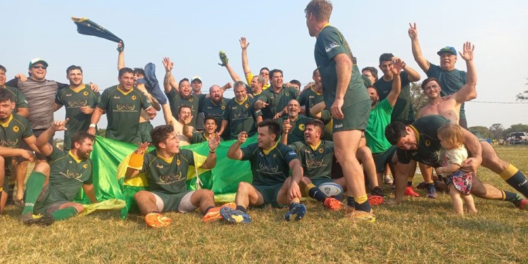FESTEJO FINAL. “Por tener huevos nos vamos del C” cantaron jugadores, cuerpo técnico y simpatizantes de Carayá, al finalizar el partido de ayer en Chaco. (Gentileza Patricio Flores)