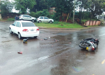 Choque entre una moto y un auto dejó un lesionado en Posadas