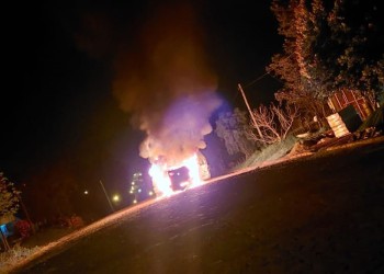 Circulaba por la avenida y su vehículo se prendió fuego