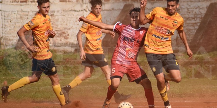 A MANO. Huracán y Crucero del Norte igualaron sin goles en Rocamora.