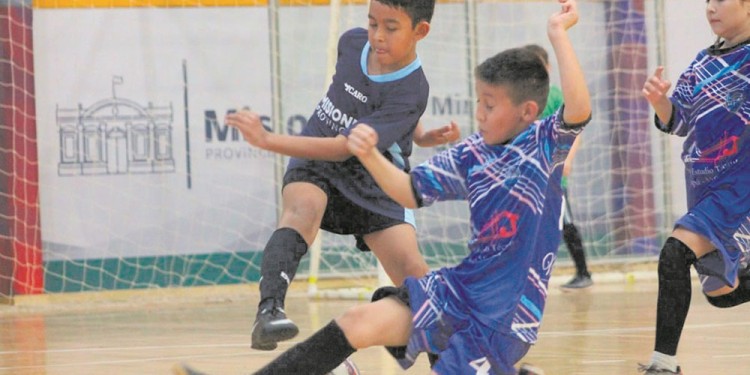 HORA DE JUGAR. Los más chicos tuvieron su bautismo junto a la redonda. (Gentileza Sólo Futsal)