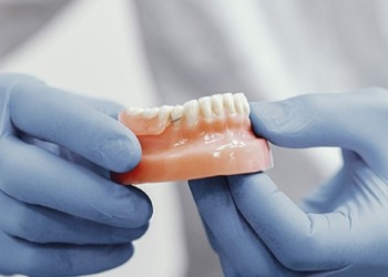 Odontólogos advierten que en semanas podrían faltar insumos para hacer prótesis