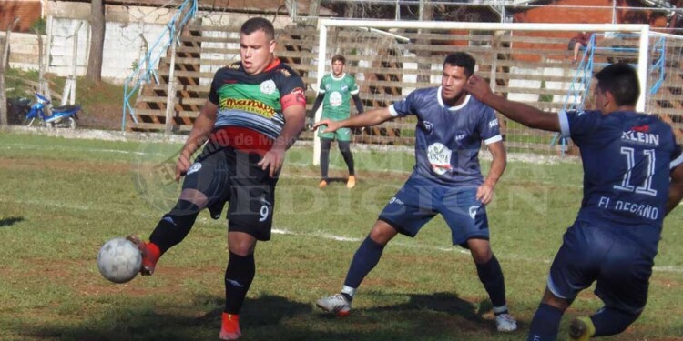 AGUANTÓ TODO. El “Tanque” Inzaurralde, de Unión Cultural, se bancó la pegajosa marca de los rivales del Decano.