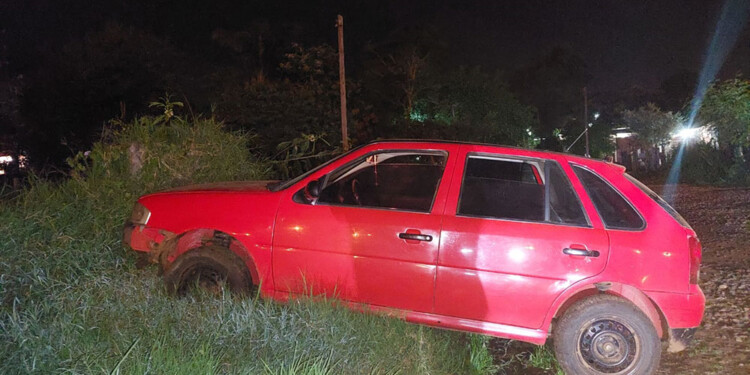 DAÑOS. Por el choque, el vehículo del trabajador terminó con la parte delantera (paragolpe) afectada.