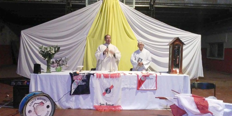 EN LA CASA “FRANJEADA”. San Roque anda de paseo por Villa Sarita llevando su bendición a toda la vecindad.