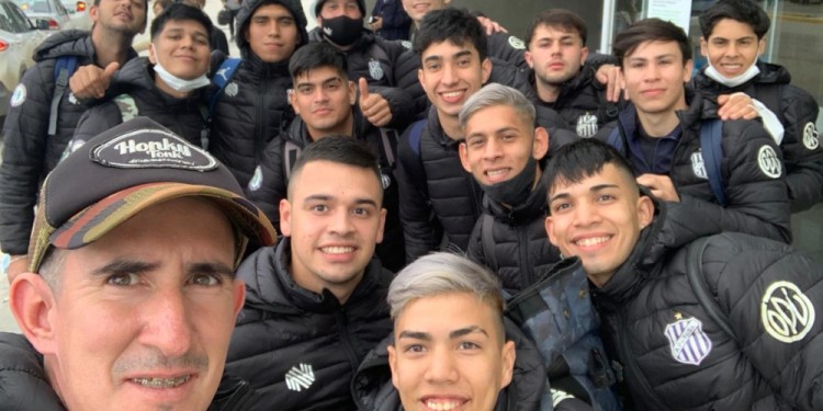 TODO LISTO. Guerrero, Briñóccoli y el equipo, ayer por la mañana, tras arribar al aeropuerto de Comodoro Rivadavia.