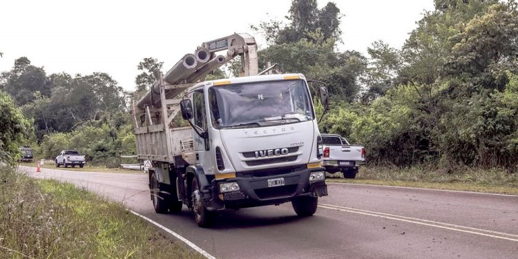 IMPENSADO. Las obras del nuevo tendido eléctrico estaban en plena ejecución cuando debieron ser interrumpidas.