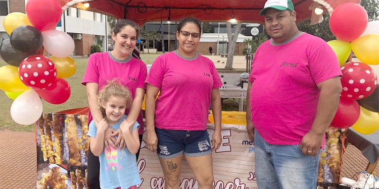 FELICES POR AYUDAR. La familia Fernández durante la jornada solidaria.