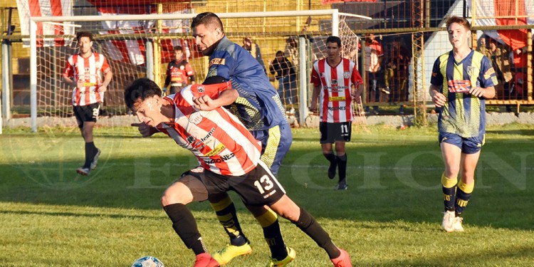 LO TOCAN DE ATRÁS.  Maxi Jolod, autor del gol de Sporting,escapa de la marca de Ledesma de Mitre.