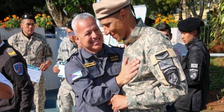 CEREMONIA. El director del SPP, Manuel Dutto, saluda al cabo Cristian Pintos.