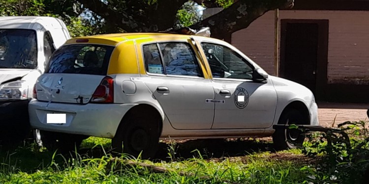 PERICIAS. El taxi, un Renault Clío, quedó secuestrado para buscar signos de atropellamiento y si la puerta fue forzada.
