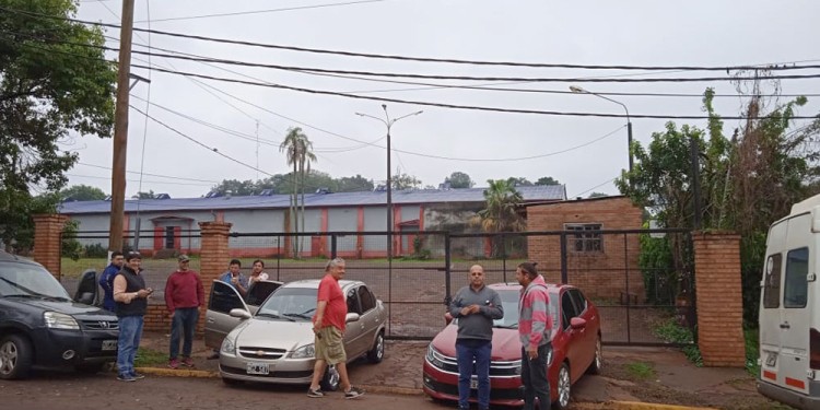 ESPERANDO SOLUCIONES. Conductores de taxis, remises y combis de otras localidades aguardan una resolución.