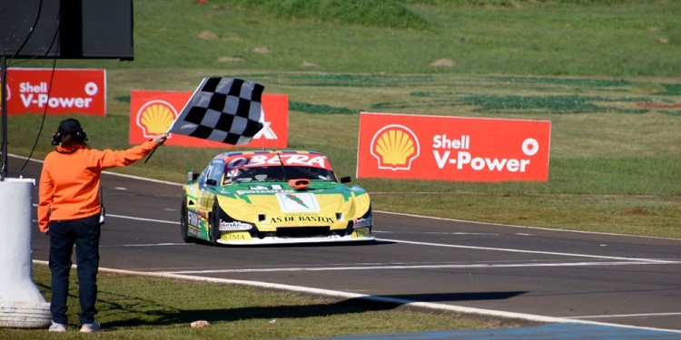 BUEN ENSAYO. Tomás Sniechowski probó el auto ayer en el Rosamonte, buscando optimizarlo de cara al finde.