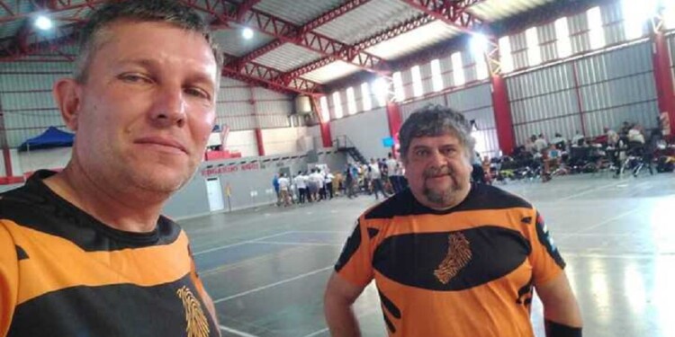 EN EL CAMPO DE TIRO. Rubén, junto a su amigo Pedro Penayo, como representantes de la Asociación Misionera.