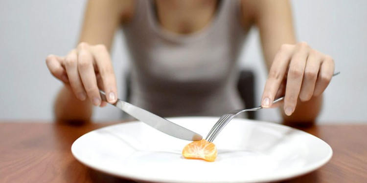 UN PELIGRO. Competencias artísticas y deportivas exigen bajar de peso.