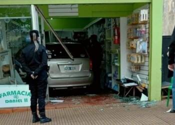 Un auto ingresó a una farmacia y de “milagro” no provocó una tragedia