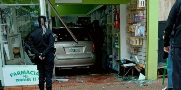 Un auto ingresó a una farmacia y de “milagro” no provocó una tragedia